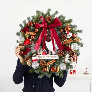 Grande couronne de Noël festive avec nœud en velours rouge et pommes de pin décor