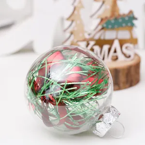 Transparante kerstbal van 6 cm gevuld met feestelijke rode linten en groene glitterstroken