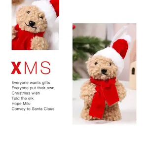 Détail d'un mignon ours en peluche de Noël avec écharpe rouge et boucle de suspension