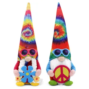Paar kleurrijke tie-dye zomerkabouters met zonnebril en decoratie vredesteken