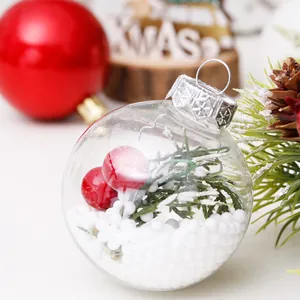 Transparante kerstbal met dennennaalden en rode bessen diameter 6cm