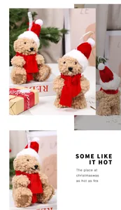 Vue détaillée d'ornements de Noël en peluche ours avec bonnets de Père Noël et écharpes rouges