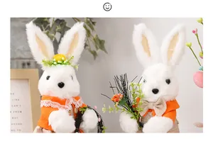 Detaillierte Nahaufnahme von zwei weißen Plüsch-Osterhasen in orangefarbenen Outfits.
