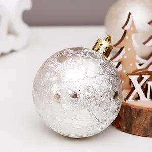 Elegante bola de Navidad plateada con textura agrietada para decoración de árboles