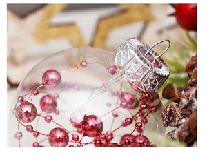 Dettaglio macro di una palla di Natale trasparente con perline rosa lucide all'interno
