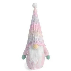 Detailopname van een roze kerstkabouter met verloopgebreide muts en witte baard.