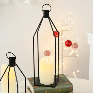 Coppia di portacandele minimalisti in ferro nero con candele LED per decorazione