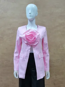 Schicker rosafarbener Blazer mit einer einzigartigen großen unregelmäßigen Stoffblume