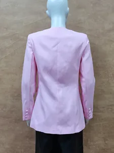 Eleganter rosafarbener taillierter Blazer mit figurbetontem Schnitt, Rückansicht der Jacke.