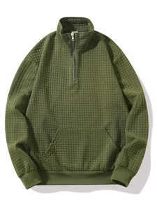 Makroansicht der olivgrünen Waffelstruktur eines Sweatshirts mit Viertelreißverschluss