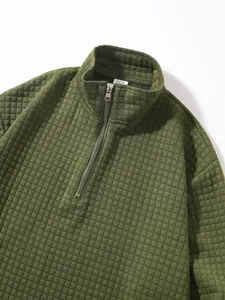 Nahaufnahme der olivgrünen Herren-Sweatshirt mit Waffelstruktur und halbem Reißverschluss.