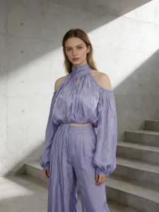 Elegantes lavendelfarbenes Neckholder-Oberteil und passende weite Hose für Damen