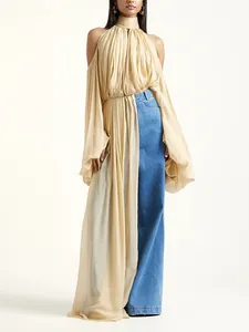 Elegantes beige Neckholder-Plissee-Top mit asymmetrischem Saum und schulterfreiem Design