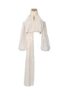 Elegantes Neckholder-Oberteil mit unregelmäßiger Schärpe und Laternenärmeln.