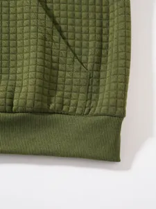Detailansicht eines olivgrünen Waffel-Kapuzenpullovers mit Rippsaum und Taschen.