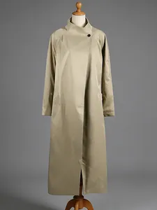 Elegante trench lungo beige da donna con collo alto, stile minimalista primavera 2026