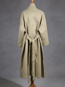 Vista posteriore di un trench lungo kaki minimalista con cintura presentato su un manichino