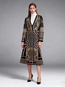 Elegante trench lungo nero da donna con intricati ricami dorati e applicazioni di perline di lusso