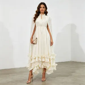 Elegantes weißes französisches Maxikleid mit Cape-Ärmeln und Rüschensaum-Details