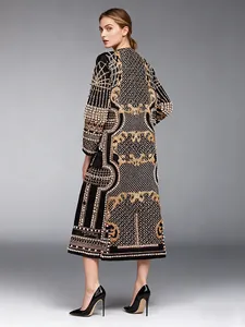Elegante trench lungo nero con ricami dorati e decorazioni di perle per donna.