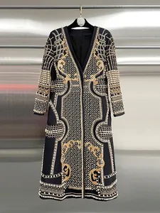 Elegante cappotto lungo nero con perline di lusso e ricami barocchi in oro raffinati