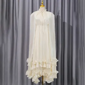 Elegantes cremeweißes französisches Palastkleid mit Umhang und Rüschensaum-Details.