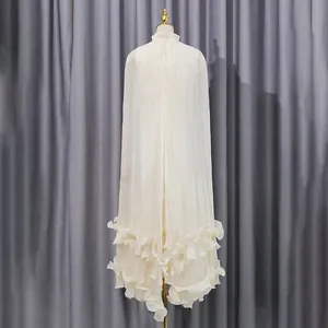 Detailweergave van een witte maxi-jurk in Franse paleisstijl met sierlijke ruches.