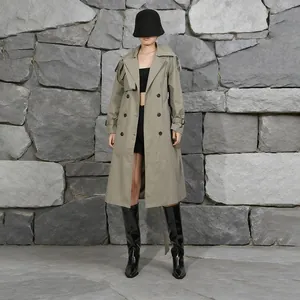 Vista a figura intera di un trench kaki in stile britannico su una modella elegante.