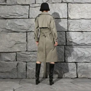 Vista posteriore di un classico trench kaki da donna con cintura in vita