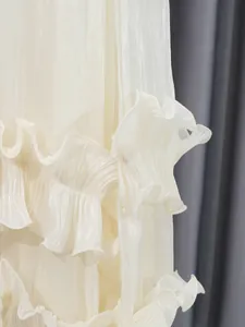 Detailansicht von cremefarbenem Rüschenstoff für elegantes Kleid im Palaststil