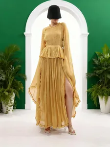 Elegante abito lungo a pieghe dorato stile francese con spacco alto e maniche a campana