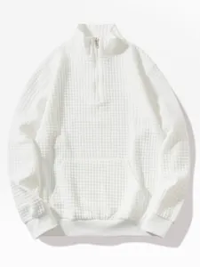 Weißes Waffelstrick-Sweatshirt für Herren mit Stehkragen und halbem Reißverschluss.