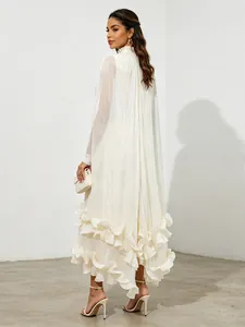 Elegante witte lange jurk in Franse hofstijl met cape achterkant en grote ruche zoom