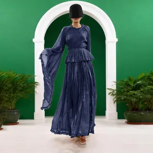 Elegante abito lungo blu navy a pieghe con maniche a campana svasate e tessuto metallico