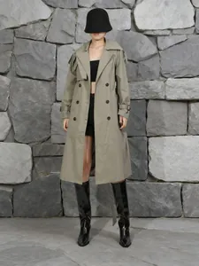 Elegante trench doppiopetto color kaki da donna nel classico design in stile britannico