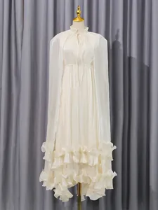 Elegante crèmewitte Franse hofstijl maxi-jurk met cape-mouwen en een ruches onderkant