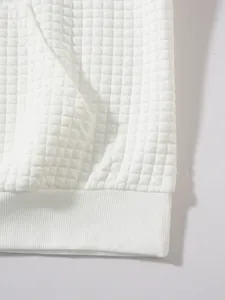 Detailansicht der weißen Waffelstruktur eines lässigen Herren-Kapuzenpullovers