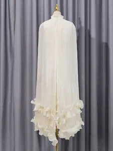 Elegante Franse stijl ivoren hofjurk met ruches en cape detail.