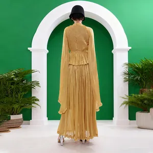 Abito lungo a pieghe stile francese con maniche a campana in giallo senape vista retro