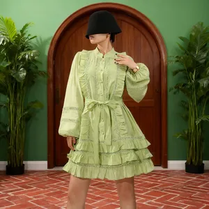 Elegantes hellgrünes Minikleid im französischen Stil mit Rüschen und langen Ärmeln