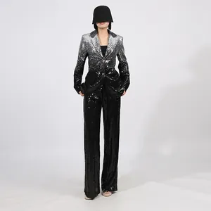 Conjunto de dos piezas de blazer y pantalón con lentejuelas degradadas plateadas y negras.