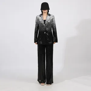 Elegante conjunto de dos piezas con lentejuelas degradadas plata a negro y pantalón ancho
