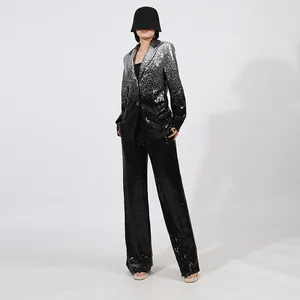 Elegante conjunto de dos piezas para mujer con blazer y pantalones de lentejuelas degradadas.