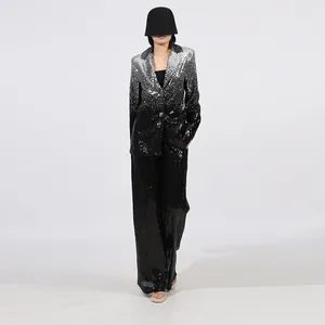 Elegante conjunto de blazer y pantalón de lentejuelas degradadas para mujer en estudio