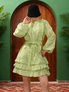 Elegantes mintgrünes Minikleid im französischen Stil mit Rüschen und Spitzen-Patchwork