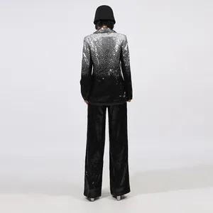 Elegante conjunto de blazer de lentejuelas degradadas plata y negro con pantalón