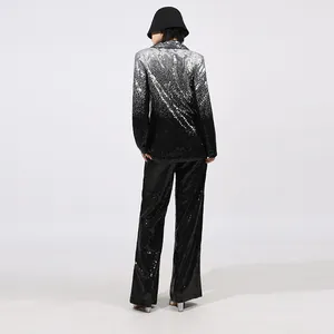Vista trasera de un elegante conjunto de chaqueta y pantalón de lentejuelas degradadas