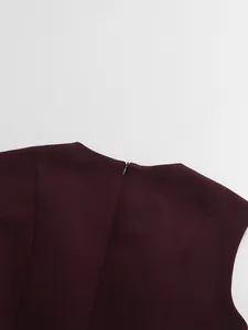 Reißverschluss-Detail am Rücken einer eleganten burgunderroten ärmellosen Sommerbluse