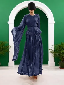 Elegante abito lungo blu a pieghe con maniche a campana e vita stretta per l'estate