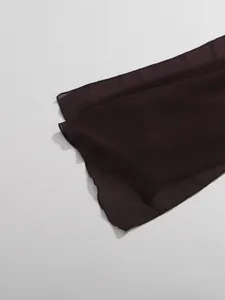 Nahaufnahme von unregelmäßigem dunkelburgunderfarbenem Netzgewebe an einer Ärmellosen Bluse